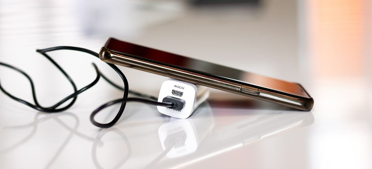 Darf eine Powerbank mit ins Flugzeug? AirHelp